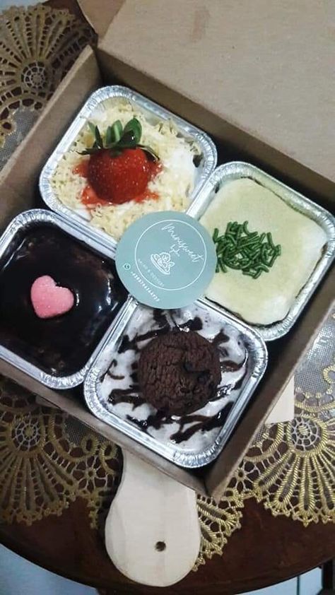 Packaging Brownies, Brownies Lumer, Pastel Individual, Desert Box, Brownie Cakes, Minimal Cake, Ideas Negocios, Brownie Packaging, Sweet Cookies