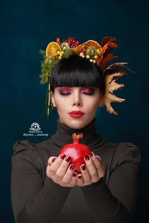 Yalda Makeup Ideas, Makeup Yalda Night, Yalda Photography Idea, Yalda Accessories, Yalda Makeup, Yalda Night Makeup, Photography Figure, Hair Salon Pictures, Lip Permanent Makeup