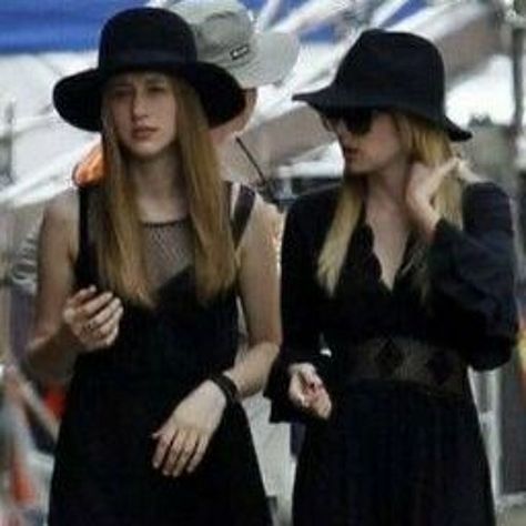 Emma And Taissa, Madison And Zoe, Emma Roberts Ahs, Violet Harmon, Film Party, Ahs Cast, Madison Montgomery, Tate And Violet, Taissa Farmiga