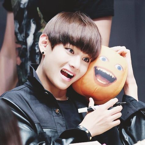 #TAEHYUNG #V #BTS Annoying Orange, Taehyung Fanart, All About Kpop, I Love Bts, Bts Members, Incheon, Daegu, Korean Pop, What’s Going On