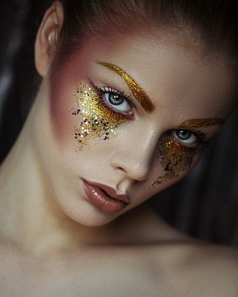 Aveda Makeup, Airbrush Makeup Kit, Gold Makeup Looks, Extreme Makeup, Extreme Fashion, Book Week Costume, Male Makeup, Gold Makeup, High End Makeup