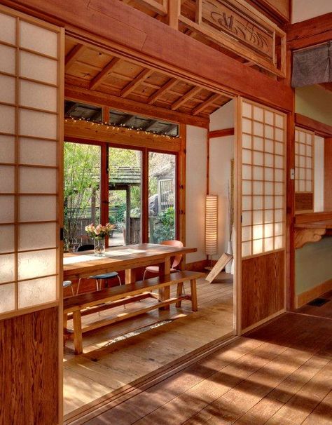 Japanese sun room Minka Style House, Japanese Living Aesthetic, Japanese Style Cabin, Japanese Craftsman House, Minka House Japanese Style, Japanese Sunroom, Rural Japanese House, Japanese Wood House, Asian Home Decor Japanese Style