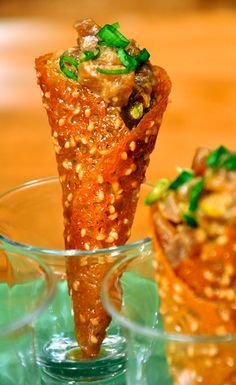 Tuna Tartare in Miso Cones:This Wolfgang Puck original (via YumSugar) features fresh tuna marinated in spicy wasabi, ginger, soy sauce and a splash of citrus. 5 Star Appetizers, Tuna Entree, Wedding Starters, Tuna Tartar, Tuna Tartare, No Cook Appetizers, Fresh Tuna, Just A Taste, Wolfgang Puck