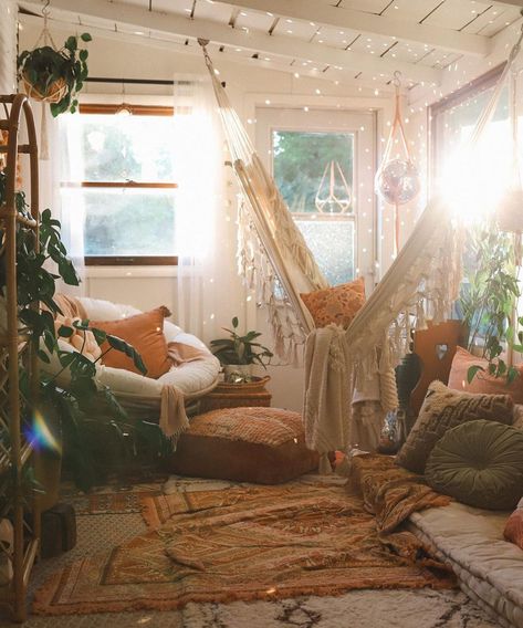 Bedroom Decor Cottagecore, Small Living Room Ideas Cozy, Cottagecore Bedroom Decor, Ideas For Small Living Rooms, Boho Sunroom, Cozy Sunroom, Grand Haven Michigan, Eclectic Decor Bedroom, Small Sunroom