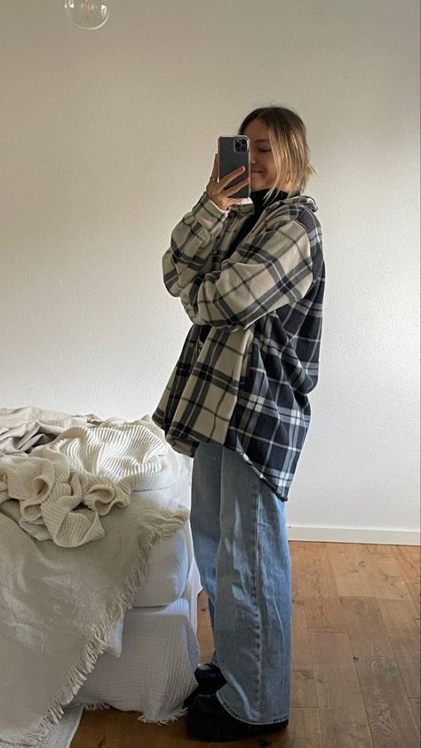 Flannel Trench Coat Outfit, Flannel Over Turtleneck, Wool Flannel Outfits, Oversized Flannel Jacket Outfit, Flannel Outfits For Women 2024, Flannel Outfits For Women Winter, Oversize Flannel Outfit, Fannels Shirts Outfits Aesthetic, Flannel Winter Outfits