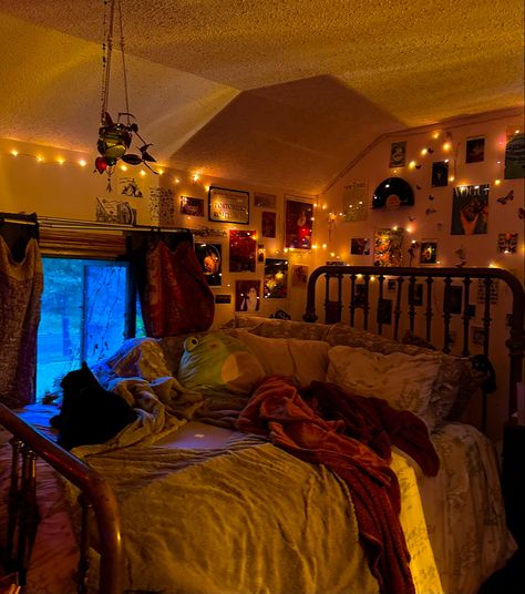 1970s Bedroom Ideas, Twee Aesthetic Bedroom, Quirky Bedroom Ideas Retro Vintage, Cozy Colourful Bedroom, Cozy Night At Home, Cozy Whimsical Bedroom, Kat Stratford Room, Colorful Vintage Bedroom, Indie Apartment Aesthetic