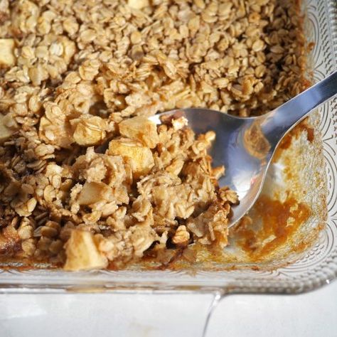 Amish Apple Cinnamon Baked Oatmeal - This Mom Cooks Applesauce Baked Oatmeal, Amish Oatmeal Bake, Baked Oatmeal Recipes Apple Cinnamon, Amish Style Apple Cinnamon Baked Oatmeal, Apple Cinnamon Oatmeal Bake, Amish Oatmeal, Amish Baked Oatmeal, Apple Cinnamon Baked Oatmeal, Cinnamon Baked Oatmeal