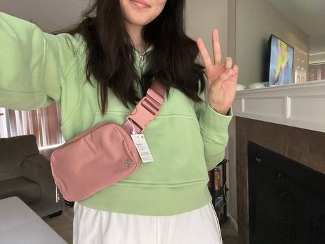 girl wearing athletic green hoodie, white shorts, and pink bag strapped across chest Waist Bag Outfit, Fanny Pack Outfit, Lulu Fits, Belt Bag Outfit, Fanny Pack Style, Wishlist 2022, Everywhere Belt Bag, Pink Belt, Bag Outfit