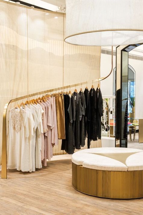 Retail Clothing Display Ideas, Fashion Store Design Boutiques, Fitting Room Design, Luxury Boutique Interior, Retail Clothing Display, Clothing Retail Store, Fashion Retail Interior, Luxury Retail Store, Luxury Clothing Store