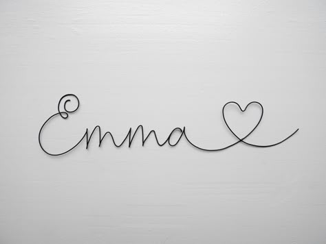 Prénom personnalisable en fil de fer, Emma avec coeur, prénom bébé enfant, décoration murale, chambre d'enfant, cadeau naissance Baby Name Tattoos, Tatoo Inspiration, Tattoos With Kids Names, Skeleton Hand Tattoo, Tattoo Bracelet, Baby Tattoos, Tattoos For Daughters, Tattoos For Kids, Name Tattoo