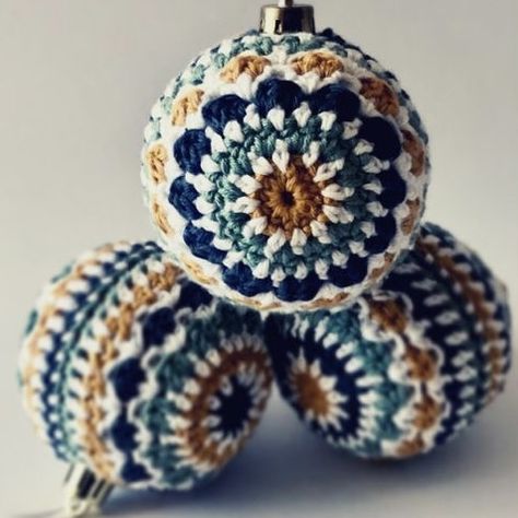 Crochet Granny Ornaments, Crochet Bauble Pattern Free, Knitting Decorations, Granny Crochet Ornament, Granny Christmas Baubles, Granny Crochet Christmas Baubles, Xmas Crochet, Crochet Clothes For Women, Crochet Christmas Ornaments Free