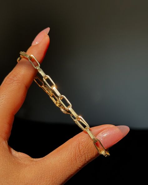 🖇️ Paperclips 🖇️ Today am offering this Chunky 18k paper clip bracelet , Classic piece to add to your wrist stack ✨, measures , 8.5”x5mm wide, 5.8grams ✨Tap to shop ✨ Check stories for more details Paper Clip Bracelet, Wrist Stack, Wrist Stacks, Paper Clip, Tap, Bracelet, Quick Saves