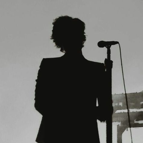 luna,, on Twitter: "Harry styles’ shadow that’s it that’s the twit… " Concert Silhouette, Harry Styles Dark, Crowd Drawing, Harry Styles Icons, Harry Styles Aesthetic, Silhouette Photography, Harry Styles Concert, One Direction Harry Styles, Harry Styles Wallpaper