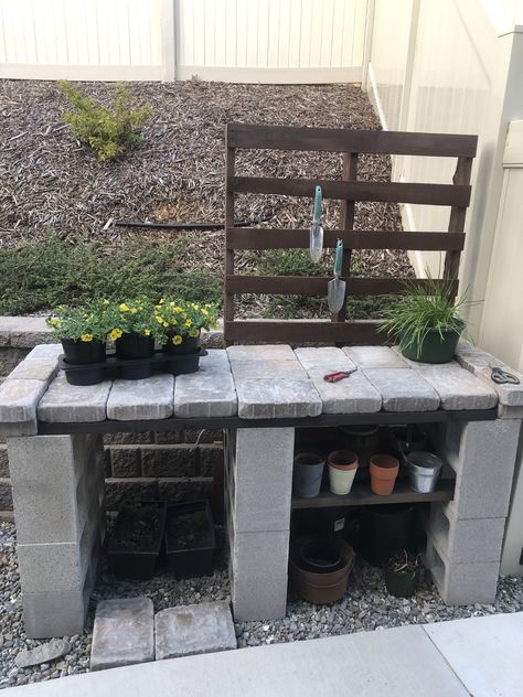 Create your own potting table...easy and inexpensive. Cinder blocks, 2" x 4" lumber, stepping stones and an old pallet (stained with a vinegar and steel wool solution). Make any size or design. Cinder Block Table Outdoor, Cinder Block Potting Table, Cinder Block Potting Bench, Diy Potting Table, Diy Garden Table, Potting Bench Ideas, Gardening Design Diy, Cinder Block Garden, Cinder Blocks