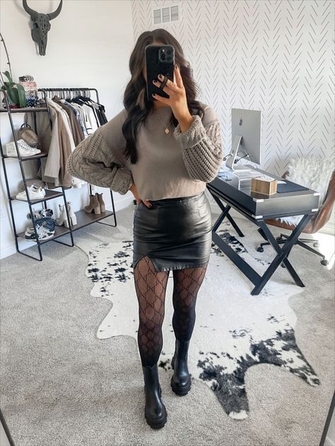 Leather Skirt And Sweater Outfit, Taupe Sweater Outfit, Sweater And Leather Skirt, Outfit Winter Ideas, Black Chelsea Boots Outfit, Leather Mini Skirt Outfit, Brunch Outfit Winter, Skirt Outfit Fall, Chelsea Boots Outfit