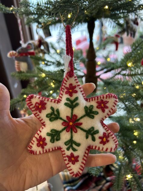 Handmade Embroidered Christmas Ornaments, Embroidered Felt Christmas Ornaments Diy, Felt Embroidered Christmas Ornaments, Christmas Decorations Felt, Quirky Bathroom Decor, Christmas Felt Ornaments, Embroidery Christmas Ornaments, Felt Ornaments Diy, Embroidered Christmas Ornaments