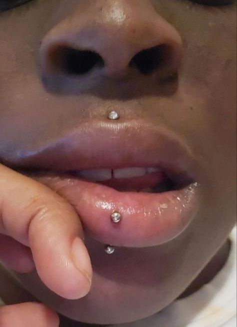 Vertical Labret Piercing Black Women, Lip Piercing Vertical Labret, Vertical Labret Piercing Aesthetic, Top Lip Piercing, Vertical Labret Jewelry, Face Dermal Piercing, Face Dermal, Lower Lip Piercing, Lip Piercing Labret