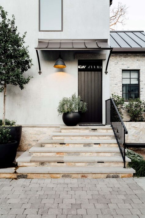 Exterior by Cityhome Collective Stucco And Wood Exterior, Scandinavian Exterior, Scandinavian Exterior Design, Modern Family Home, Home Exteriors, Wood Exterior, Exterior Design Ideas, Top Interior Designers, Modern Family