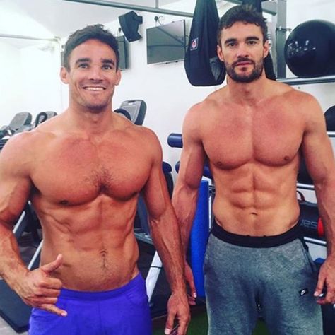 Max and Thom Evans, rugby players Rugby Body, Argentina Rugby, Thom Evans, Hot Rugby Players, Scruffy Men, Rugby Men, Beach Friends, Rugby Players, X Factor