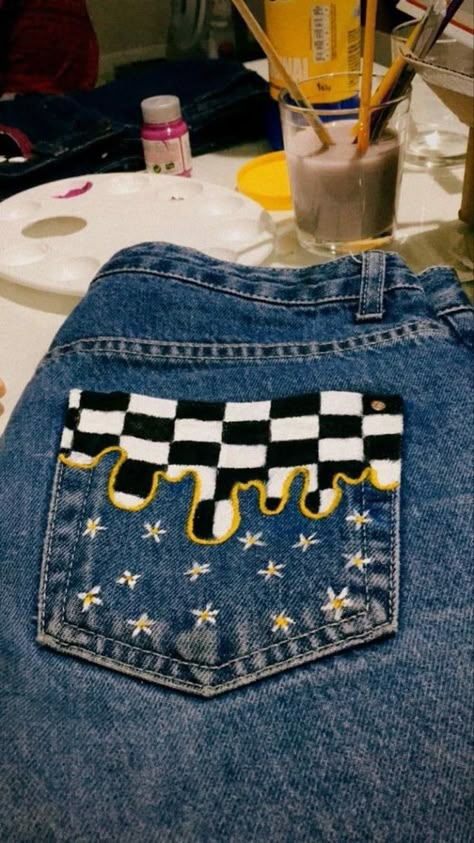 Paints On Jeans, Diy Jeans Painting, Jean Painting Ideas Easy, Painting In Jeans, Painted Back Pocket Jeans, Cute Painted Jeans, Jeans Diy Paint, How To Paint On Jeans, Paint Jeans Diy