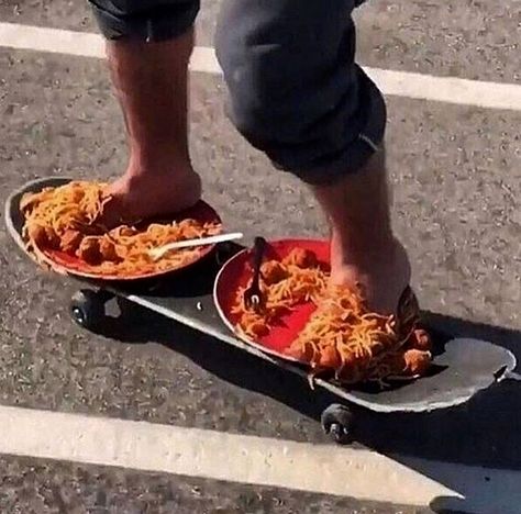 Spaghetti pasta skateboard aesthetic meme Things To Do In Public, Skateboarding Animals, Ancient Relics, Weird Images, Dark Soul, Morning Humor, One Job, Ex Libris, What’s Going On