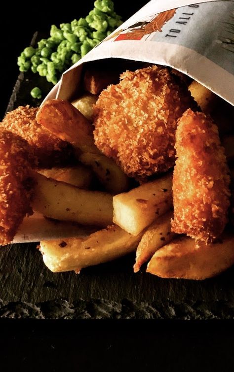 (Recipe) English scampi & chips will drive any fried foodie crazy. This recipe will guide you through how to make scampi, beyond delicious chips (aka french fries) and minty mushy peas. #ukfoodie #scampi #recipeshare #itsalljus Best Fish And Chips Recipe, Scampi And Chips, Authentic Fish And Chips, English Fish And Chips, Uk Fish And Chips, Baking Potatoes, British Fish And Chips, Mushy Peas, Scampi Recipe