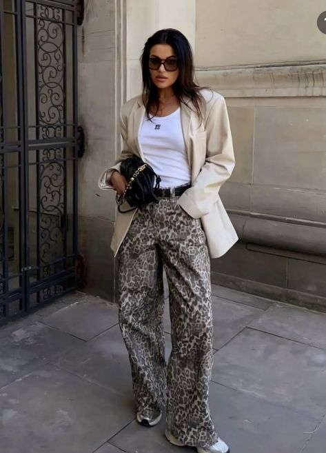 Snake Pants Outfit, White Tee Shirt Outfit, Cool School Outfits, Cheetah Print Outfits, Tan Outfit, Cool School, Tube Top And Skirt, Animal Print Outfits, Pleated Tops