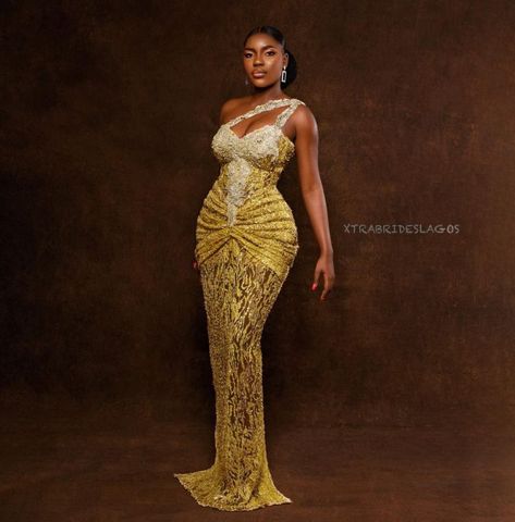 Exquisite Nigerian Lace Asoebi Styles-Volume 23 – A Million Styles African Marriage, Nigerian Traditional Dresses, Lace Asoebi, Lace Asoebi Styles, Nigerian Dress Styles, Africa Outfits, Sew Ideas, Nigerian Dress, Stylish Naija