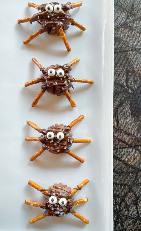 Spooky Chocolate Pretzel Spiders (No Bake) - Aleka's Get-Together Pretzel Spiders, Spider Desserts, Halloween Desserts For Kids, Halloween Desserts For Parties, Spider Cookies Halloween, Spooky Halloween Recipes, Spider Treats, Desserts Halloween, Fun Halloween Desserts