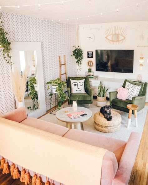 Pink Sofa Living Room, Room Decor Living Room, Pink Living Room, Living Room Sofa Design, Living Room Green, Wallpaper Living Room, Apartment Inspiration, Boho Living Room, Living Room Inspo