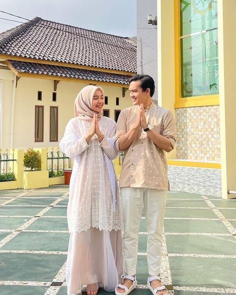 Couple Lebaran, Lebaran Outfit, Eid Look, Eid Outfit Ideas, Kebaya Wedding, Ootd Poses, Eid Outfit, Self Portrait Photography, Outfit Hijab