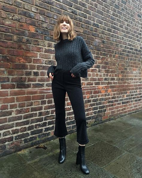 See this Instagram photo by @shotfromthestreet • 2,932 likes Kick Flare Jeans Outfit, Black Flare Pants Outfit, Lizzy Hadfield, Berlin Style, Flare Jeans Outfit, Black Closet, Jeans With Heels, Kick Flare Jeans, Chic Coat