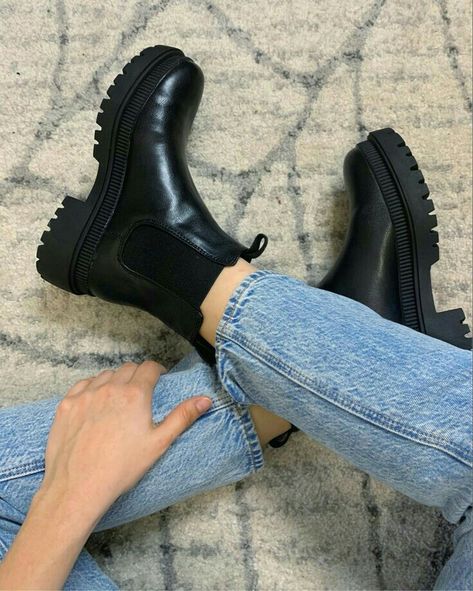 Cute Winter Boots Black, Aesthetic Boots, Ankle Boots Outfit, Cute Winter Boots, Boots Aesthetic, Chelsea Boots Outfit, Chelsea Shoes, Low Ankle Boots, Ankle Boots Dress