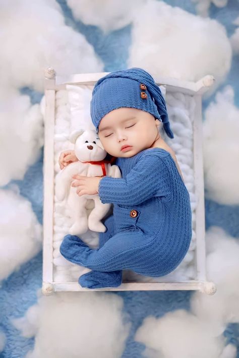 Baby Boy Monthly Pictures Ideas, Birthday Photoshoot Ideas Boys, Born Baby Photos, Baby Captions, Diy Newborn Photography, Foto Newborn, Baby Announcement Pictures, Baby Pictures Newborn, Baby Photoshoot Boy