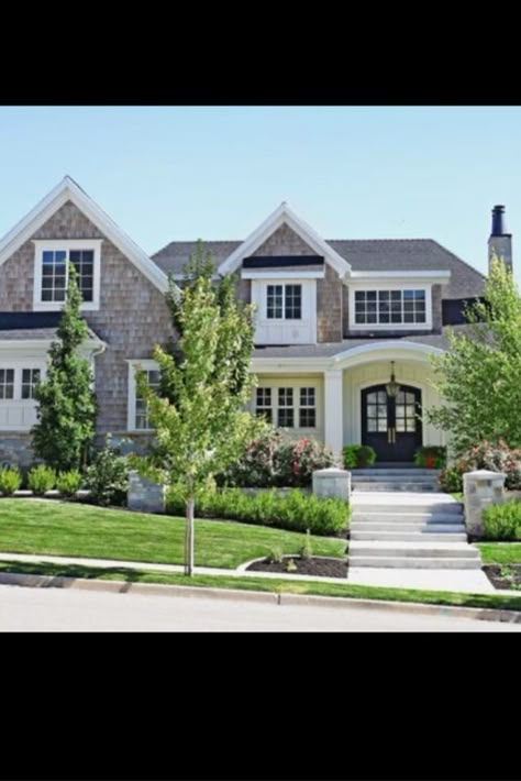 Shingle Home Exterior, Cottage Victorian House, Costal Home Exterior Designs, Sauna Landscaping, Nantucket Style Homes Exterior, Country Cottage Exterior, New England Farmhouse Exterior, Curved Porch, Coastal Farmhouse Exterior