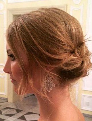 Side Updos, That Are in Trend: 40 Best Bun Hairstyles for 2017 1940's Hairstyles, Side Bun Hairstyles, Short Hair Bun, Fest Outfits, Fabulous Hair, Short Wedding Hair, Penteado Cabelo Curto, Short Hair Updo, Mid Length Hair