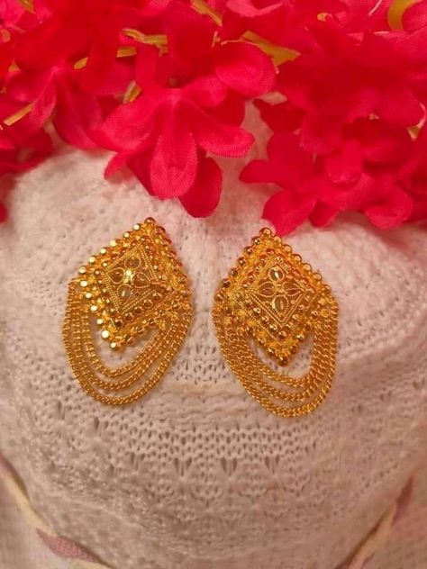 Dubai Gold Jewelry Earrings Jhumka, Dubai Gold Jewelry Earrings, Indian Gold Jewellery Design, Small Earrings Gold, 22k Gold Earrings, Unique Gold Jewelry Designs, Bridal Jewellery Inspiration, Gold Earrings Indian, Bridal Necklace Designs