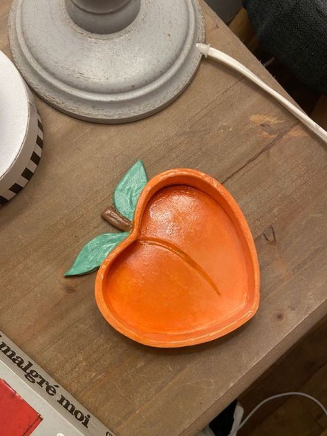 Air Dry Clay Ashtray Aesthetic, Clay Household Items, Clay Art Projects Decorative Trays, Clay Projects Aesthetic, Cool Ashtrays Clay, Air Dry Clay Projects Ideas Inspiration, Airdryclay Ideas Aesthetic, Airdryclay Ideas Simple, Diy Clay Tray