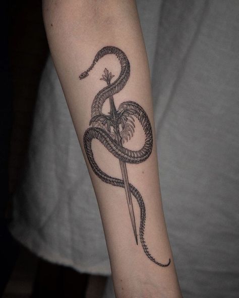 What's your favorite from 1-6? 🤔 𝕬𝖗𝖙𝖎𝖘𝖙 𝖘𝖕𝖔𝖙𝖑𝖎𝖌𝖍? A Snake Tattoo, Rose Tattoo On Arm, Snake Tattoos, Snake Tattoo Design, Tattoo Magazine, Snake Art, Temp Tattoo, Gothic Tattoo, Diy Tattoo