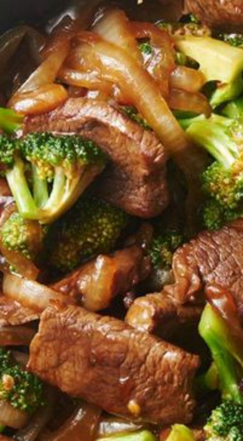 Skillet Beef and Broccoli ~ This tastes just like the real deal, promise. Use your trusty skillet to create an easy version of Chinese beef with broccoli in just 30 minutes Healthy Beef And Broccoli, Jamur Kancing, Chili Beef, Chinese Beef, Beef Broccoli, Asian Beef, Griddle Recipes, Mapo Tofu, Beef And Broccoli