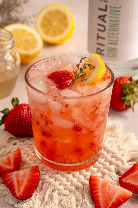 Mocktail Strawberry, Thyme Simple Syrup, Strawberry Cocktails, Seltzer Water, Cocktail Photography, Margarita Recipes, Strawberry Fields, Fresh Strawberries, Strawberry Lemonade