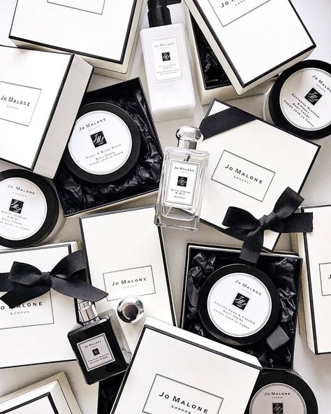 Jo Malone Packaging, Beige Longchamp, Jo Malone London Perfume, Brand Perfume, Jo Malone Perfume, Chloe Perfume, Spa Interior Design, Perfume Photography, Room Diffuser