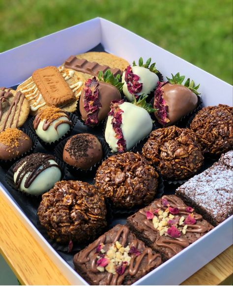 Baked Goods Gift Box Ideas, Variety Dessert Boxes, Christmas Dessert Box Gift Ideas, Bakery Gift Box Ideas, Desert Gift Box Ideas, Baked Goods Box Ideas, Dessert Sampler Box Ideas, Desert Box Ideas, Dessert Boxes Ideas