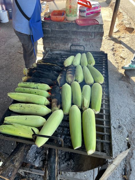 A la orilla se la carretera en Ocampo, Guanajuato, encuentras lo elotes asados más deliciosos que existen. Celery, Guanajuato