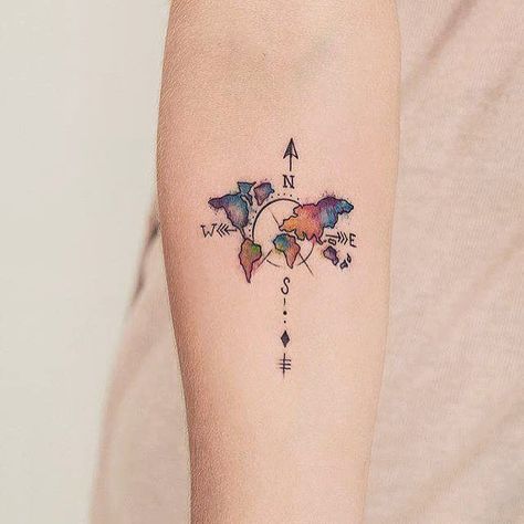 #traveltattoo #worldmaptattoo #traveltattoos #tattoo #tattoos #cutetattoo Watercolor Compass Tattoo, World Map Tattoos, Map Tattoos, Geniale Tattoos, Disney Tattoo, Tattoo Girls, Beautiful Tattoo, Diy Tattoo, Tattoo Feminina