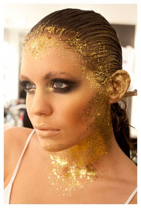 If you've never tried gold as a makeup choice, or if you're looking for more ideas, there is a group of ladies with a variety of gold makeup options to choose from. Editorial Make-up, Fantasy Make-up, Gold Makeup Looks, Avant Garde Makeup, Theatrical Makeup, Gold Makeup, Stage Makeup, Fantasy Makeup, Glitter Makeup