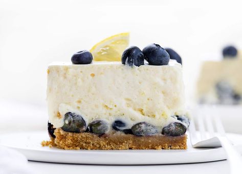 Blueberry Icebox Cake is a no-bake dessert with a graham cracker crust topped with fresh blueberries and a light and fluffy cheesecake. It is like a cloud of velvet in your mouth! Blueberry Icebox Cake, Autumn Cheesecake, Cross Cupcakes, Ooey Gooey Butter Cookies, Baking Pantry, Icebox Cakes, Fluffy Cheesecake, Cookies Video, Gooey Butter Cookies