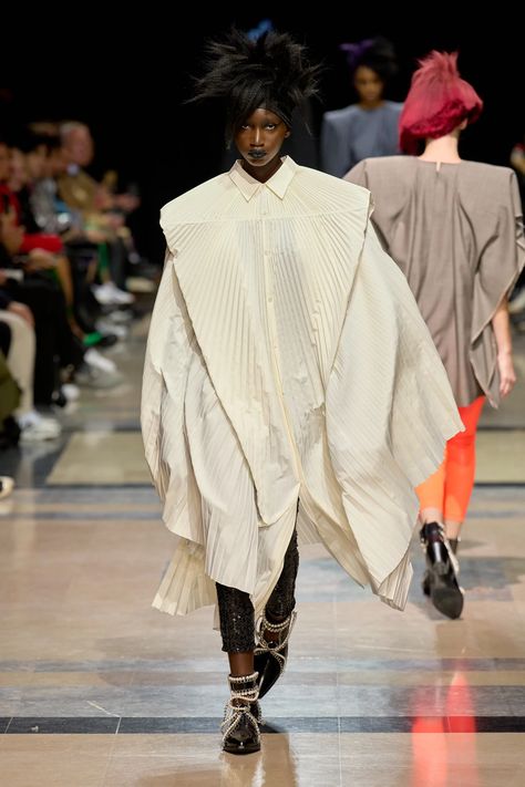 Junya Watanabe Spring 2023 Ready-to-Wear Fashion Show | Vogue 2023 Vogue, Paris Runway, Punk Street Style, Paris Fashion Week Runway, Spring 2023 Ready To Wear, 2023 Ready To Wear Collection, 2023 Ready To Wear, Couture Runway, Junya Watanabe