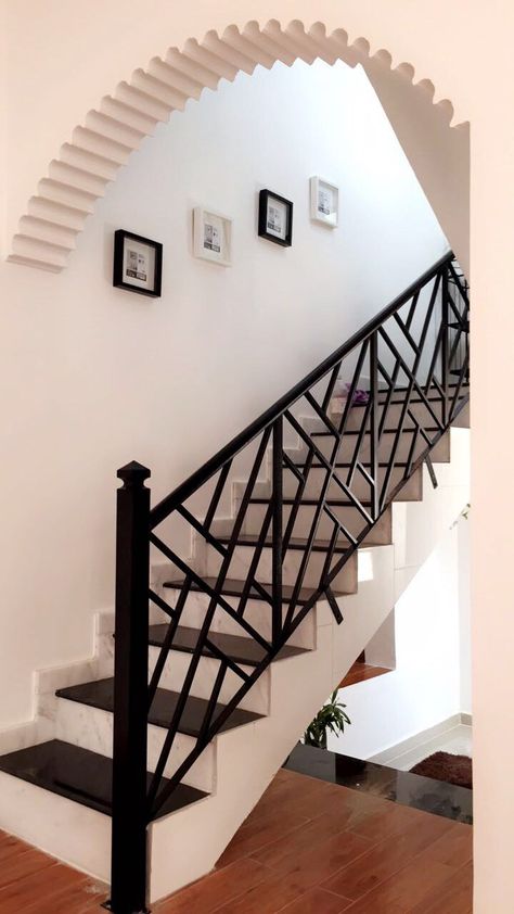 Stair Grill Design Modern, Relling For Stairs, Grill Design For Stairs, Stairs Design Modern Railing Ideas, Stairs Grill Design, Modern Stair Railing Ideas, Reling Design, Iron Staircase Railing, درابزين السلم