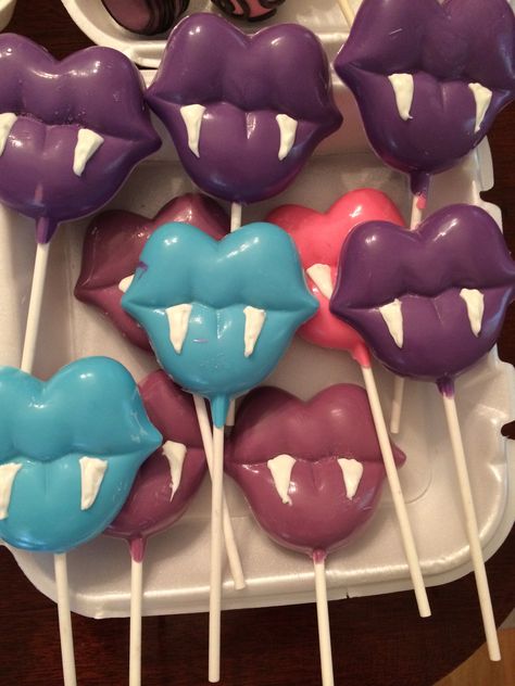 Monster high birthday- chocolate lips with fangs Monster High Food Ideas, Monster High Party Food, Monster High Food, Lips With Fangs, Nostalgia Party, Chocolate Lips, Monster High Birthday Party, Birthday 24, Birthday Chocolate